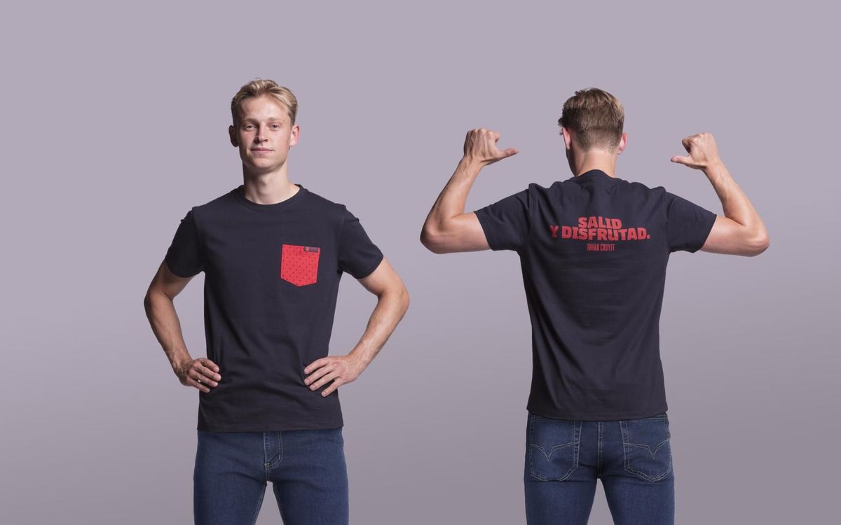 De Jong con una de las camisetas de la colección