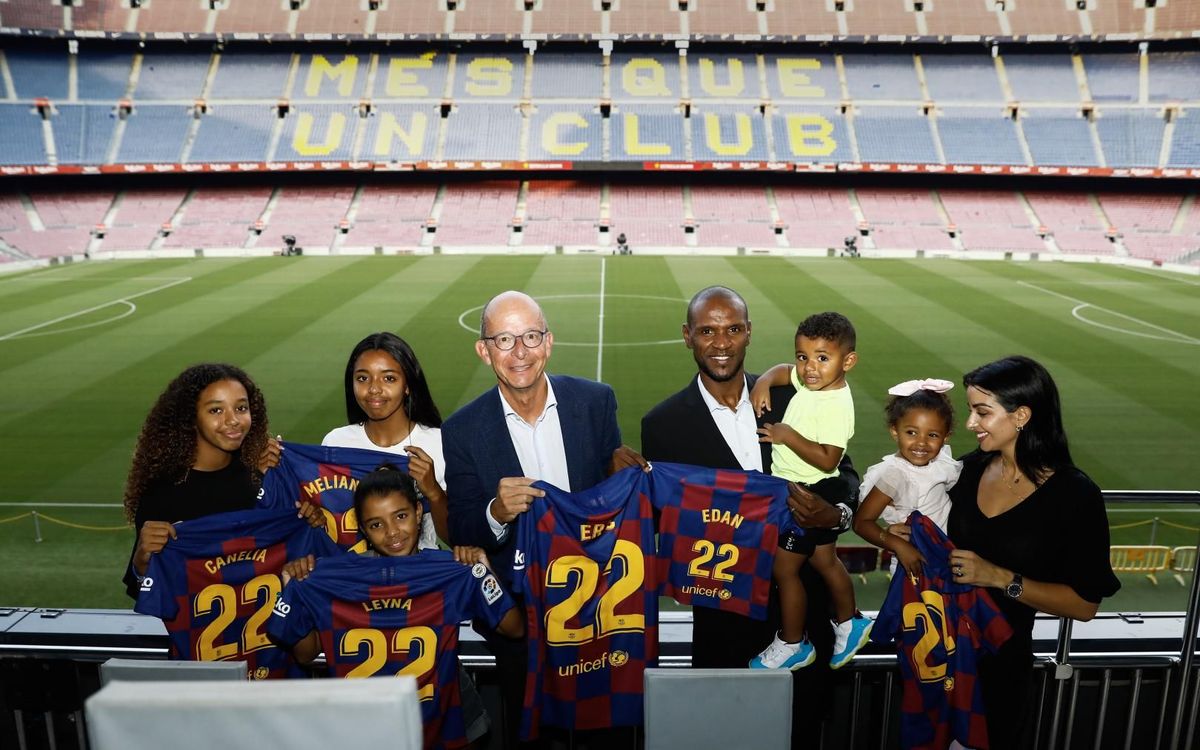 Cardoner lliura el carnet de soci a Abidal i la seva família