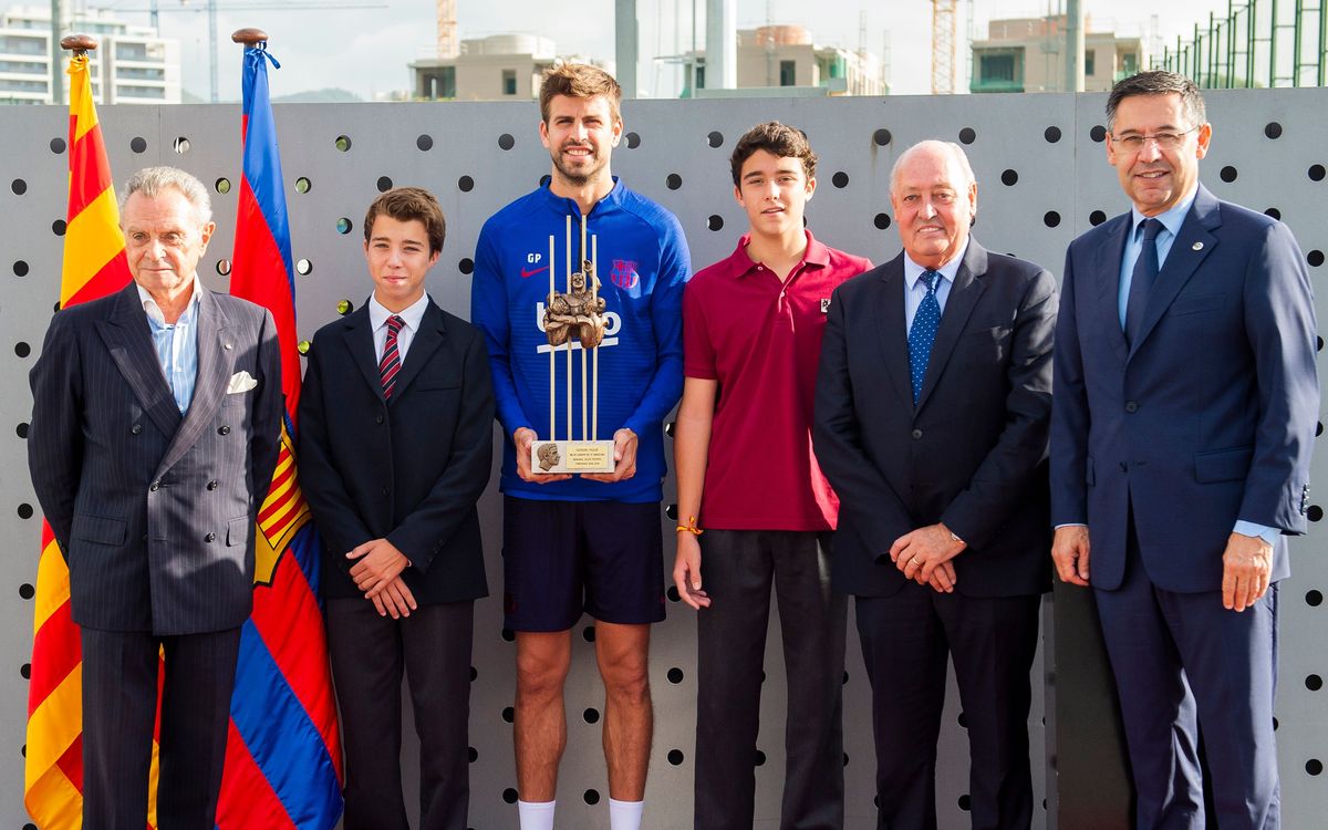 Gerard Piqué recoge el premio Aldo Rovira