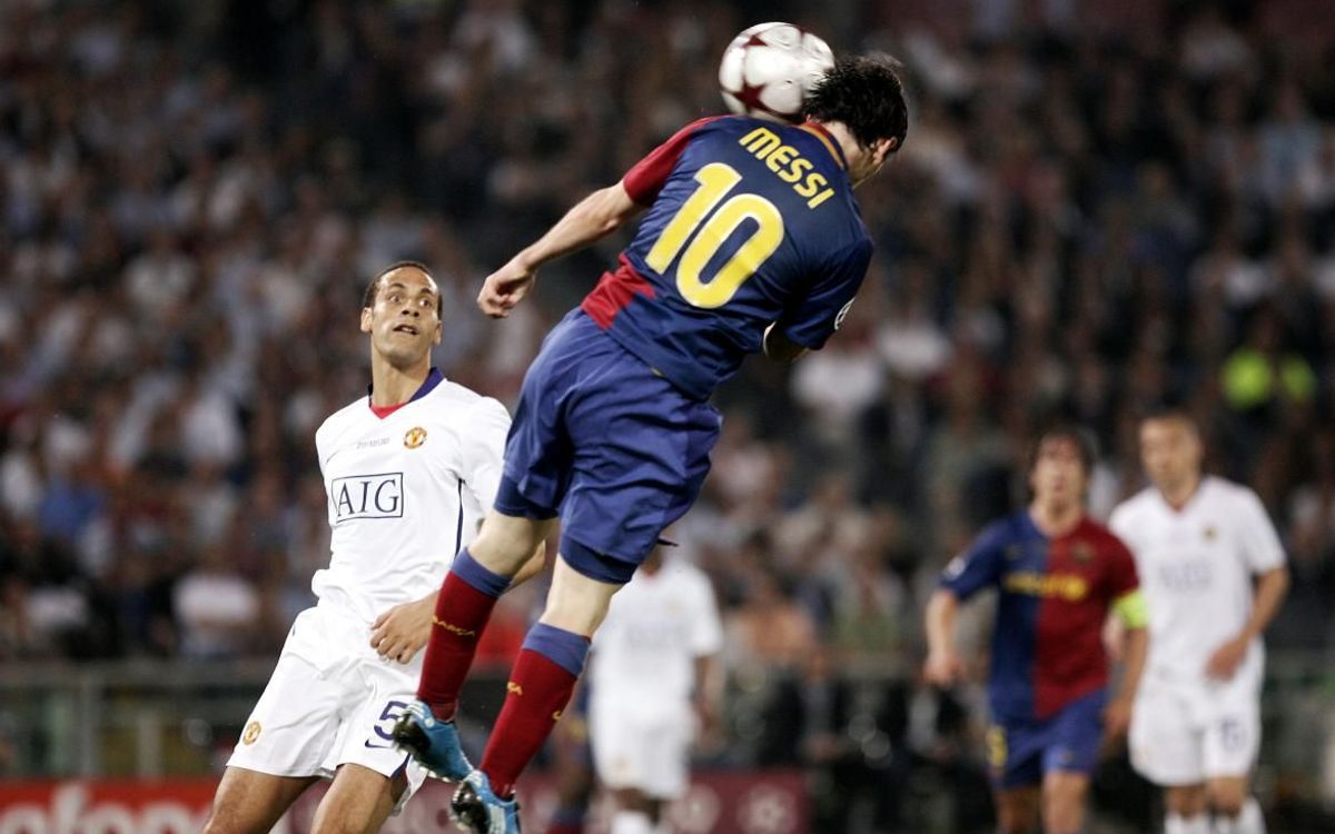 Messi, rematant de cap la centrada de Xavi a la final de Roma 2009.