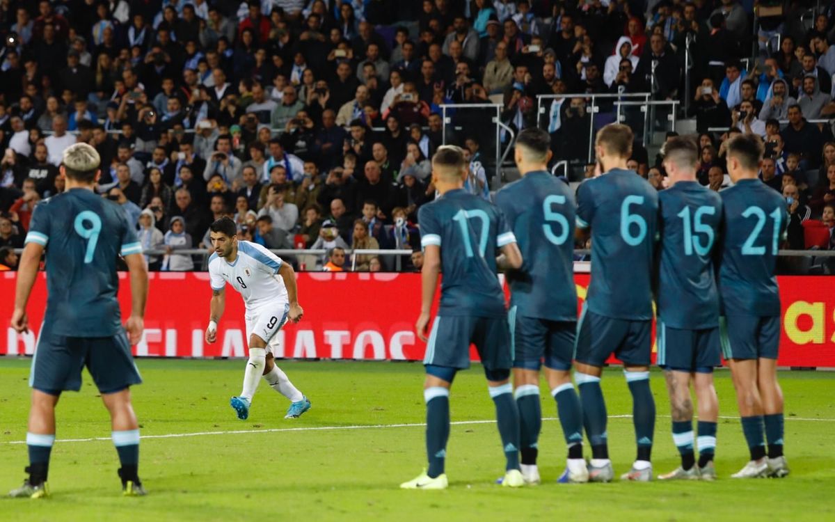 Le but de Suarez sur coup franc, synonyme de 1-2 pour l'Uruguay