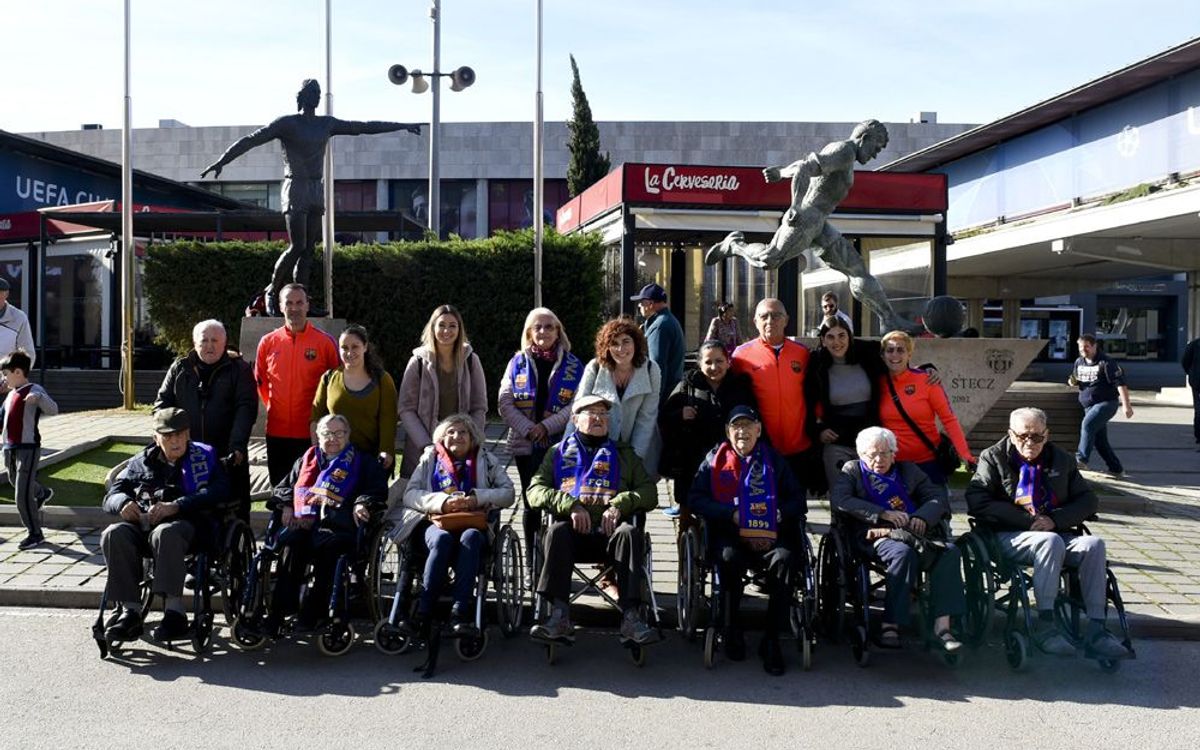 El grupo de la residencia Ballesol acabó la visita en el Camp Nou con una fotografía ante los monumentos a Cruyff y Kubala. MANEL MONTILLA.