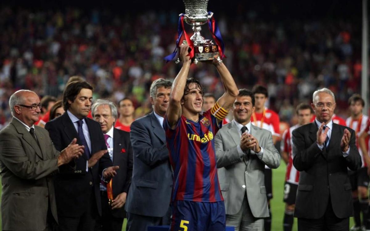 Carles Puyol levantando la Supercopa de España: el primer título de la temporada 2009/10