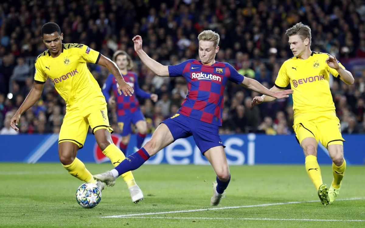 De Jong, rodeado de rivales del Borussia Dortmund.