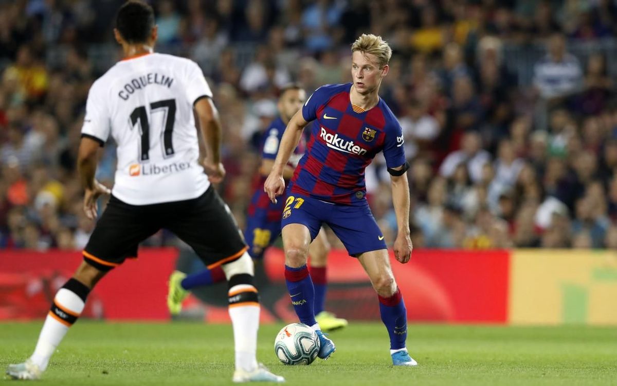 De Jong controls a ball against Valencia.