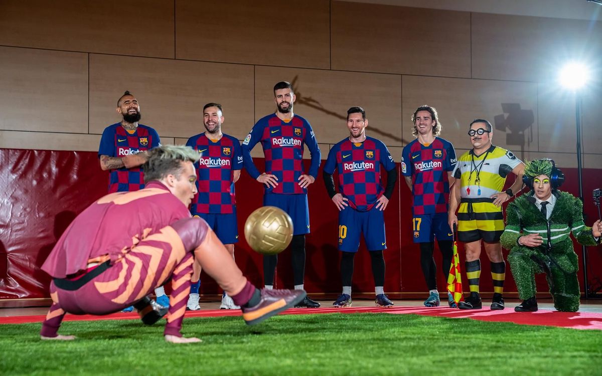 Duel de jocs amb la pilota entre els jugadors del Barça i els artistes de ‘Messi 10 by Cirque du Soleil’