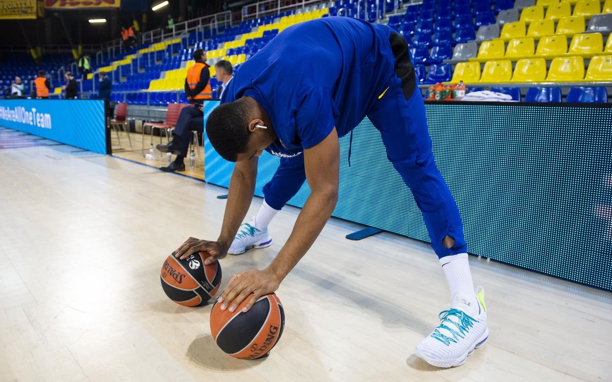 La música siempre acompaña Brandon Davies antes de cada partido - VÍCTOR SALGADO-FCB
