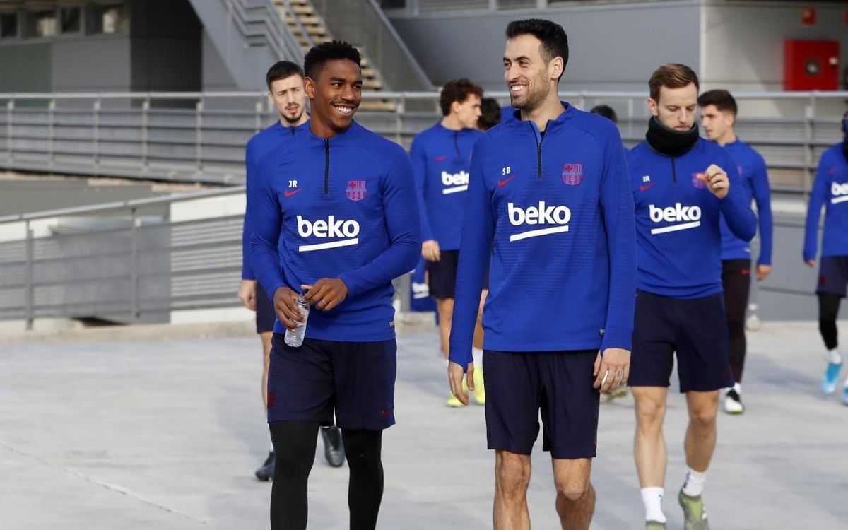 Los jugadores del Barça, en una sesión con Neto como protagonista (Foto: FCB).