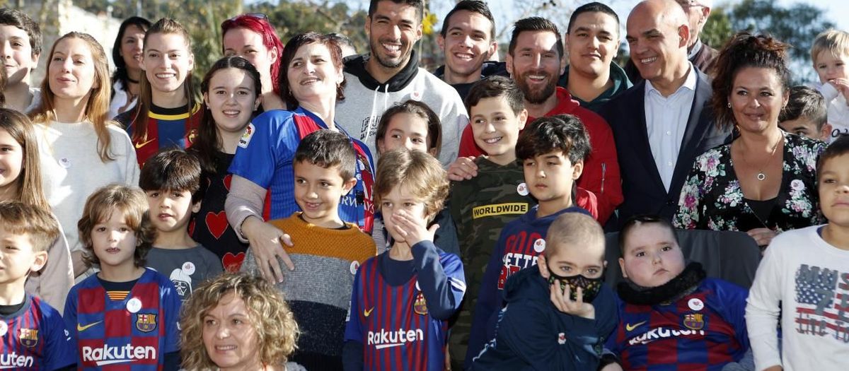 Los jugadores reparten ilusión y felicidad en los hospitales