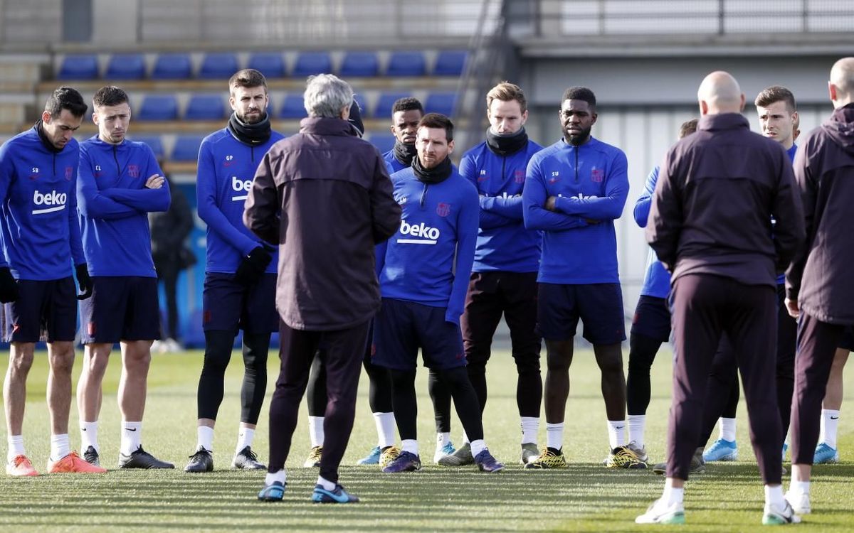 The squad listen to instructions from Quique Setién in a training session.