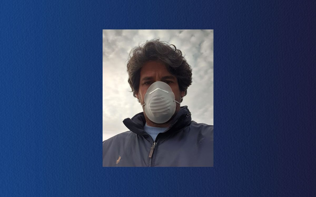 Albertini, dando ejemplo con una mascarilla puesta.