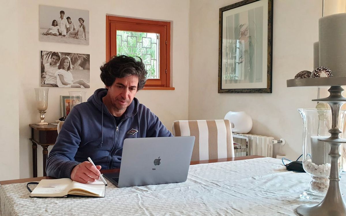 Albertini, trabajando en el escritorio de su casa.