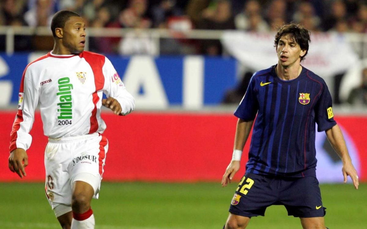 Julio Baptista y Demetrio Albertini, durante un Sevilla-Barça en 2005.