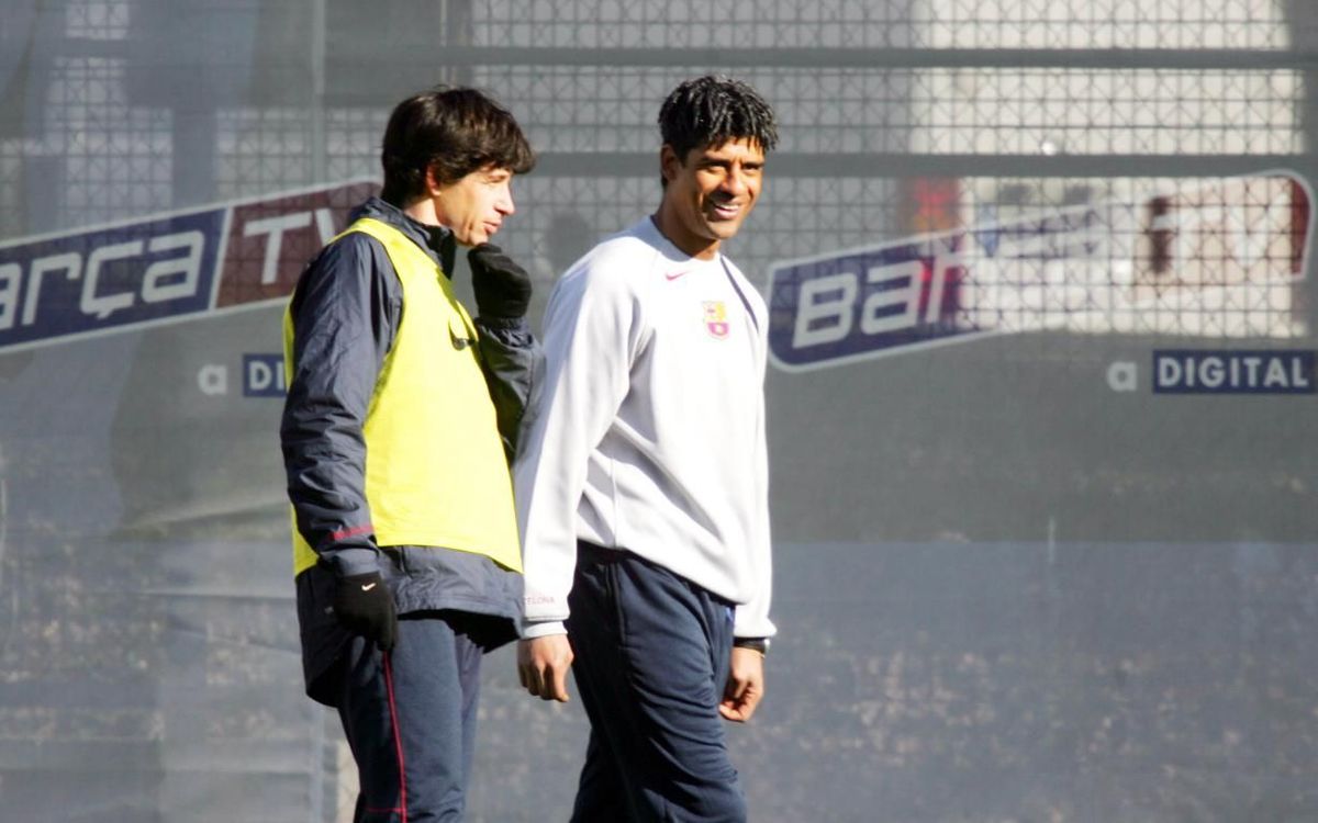 Albertini talking to Frank Rijkaard during his time as a Barça player