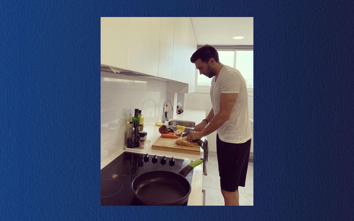 Eder Sarabia preparing his dinner: French omelette and grilled chicken breasts