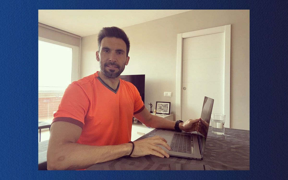 Una de las actividades que realiza el segundo entrenador del Barça durante estos días es aprender catalán