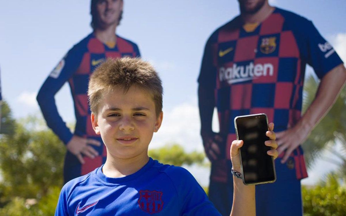 Los jugadores Barça Academy aprenden historia del Barça en el confinamiento