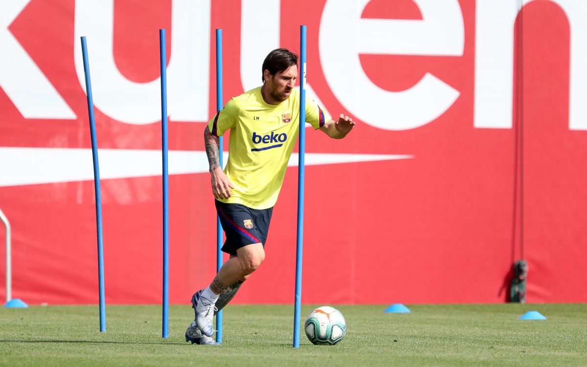 Messi s'entraîne à dribbler des piqués en attendant le retour de la compétition