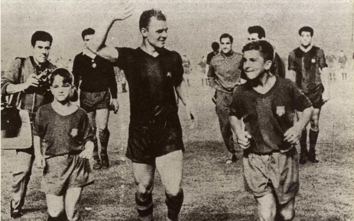 Kubala chia tay Camp Nou cùng những đứa con của ông năm 1961.