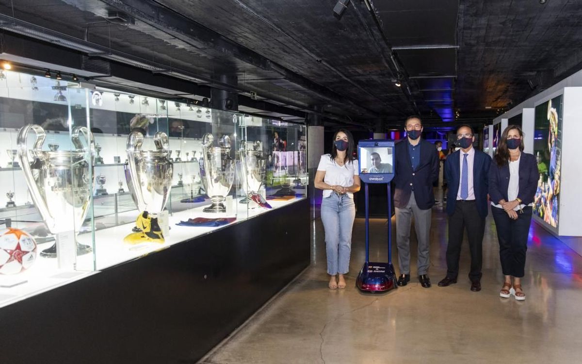 Barça reopens with Jorge, a young patient from the Sant Joan de Déu hospital, and Robot Pol the first visitors to the Museum