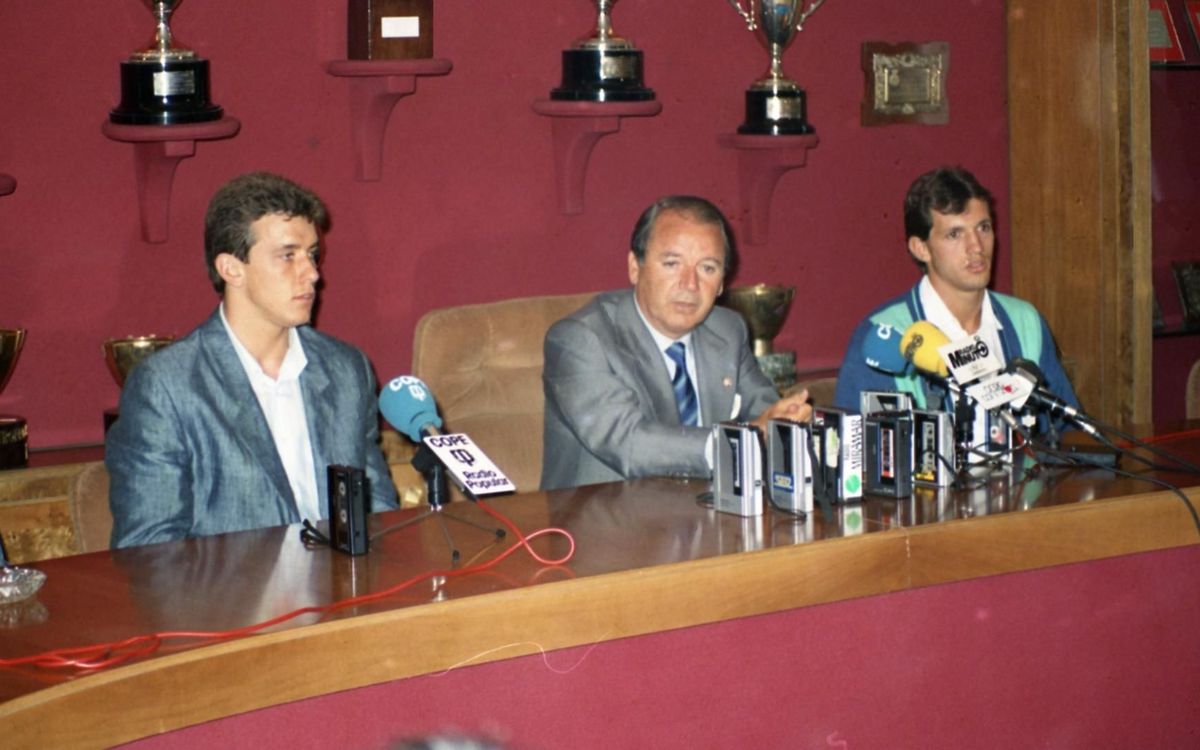 Unzué, en el momento de su rueda de prensa de presentación, acompañado por el presidente Josep Lluís Núñez y el entrenador Johan Cruyff