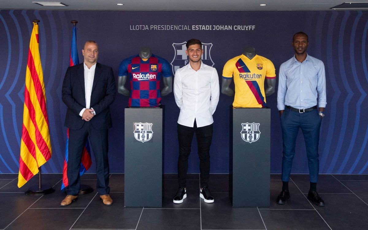 Nils Mortimer ha firmado su contrato en el palco del Estadio Johan Cruyff con la presencia del directivo responsable del fútbol formativo profesional, Xavier Vilajoana, y del secretario técnico del fútbol profesional, Eric Abidal