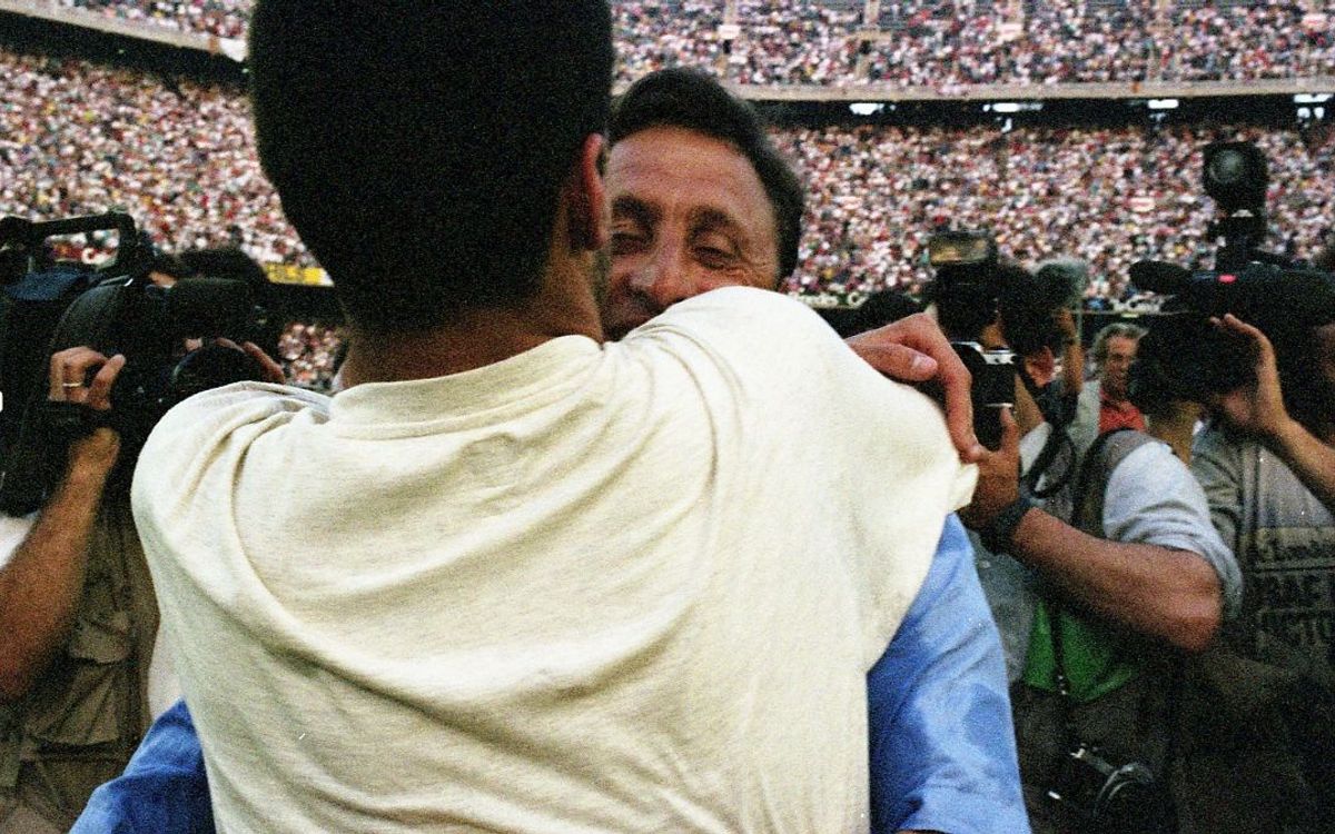 Guardiola, abrazándose con Cruyff tras ganar la Liga 1992/93.