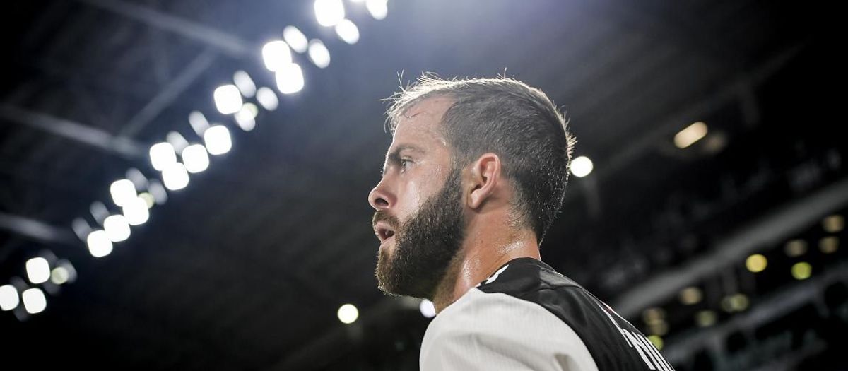 FC Barcelona sign Miralem Pjanić