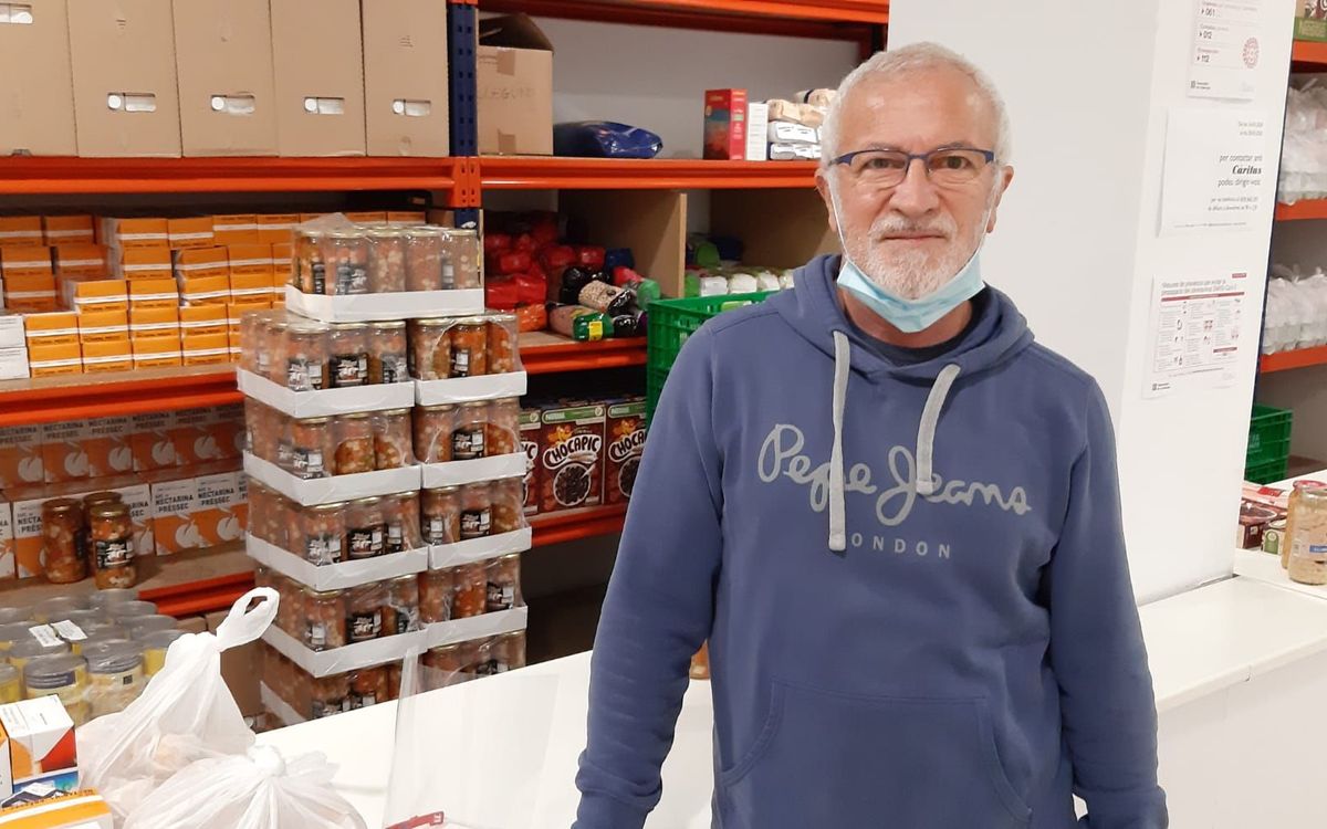 El exjugador blaugrana Pedro Leo es voluntario del Banco de Alimentos de Sant Gugat y ha visto como aumentó la demanda durante la pandemia.