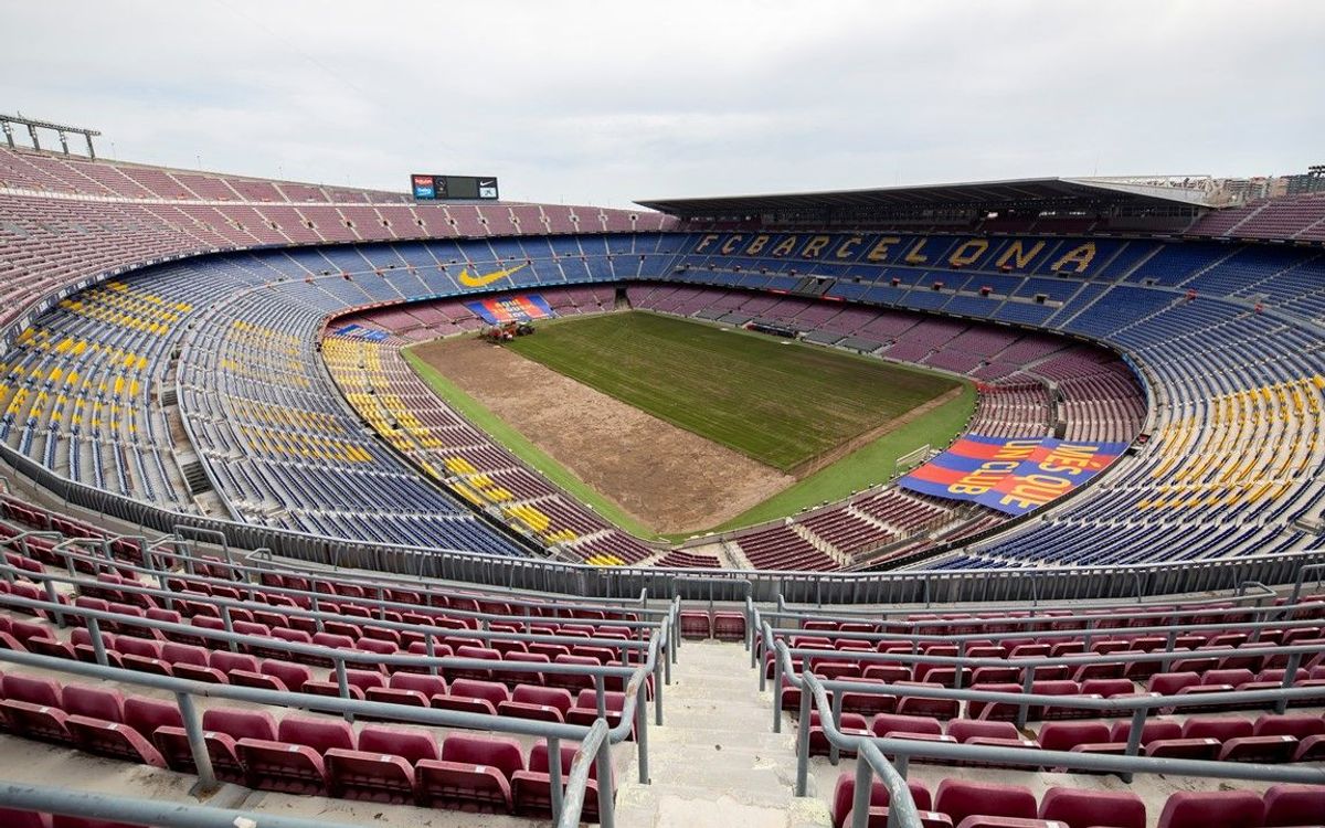 El Camp Nou empieza la puesta a punto del terreno de juego con el cambio de césped para la nueva temporada