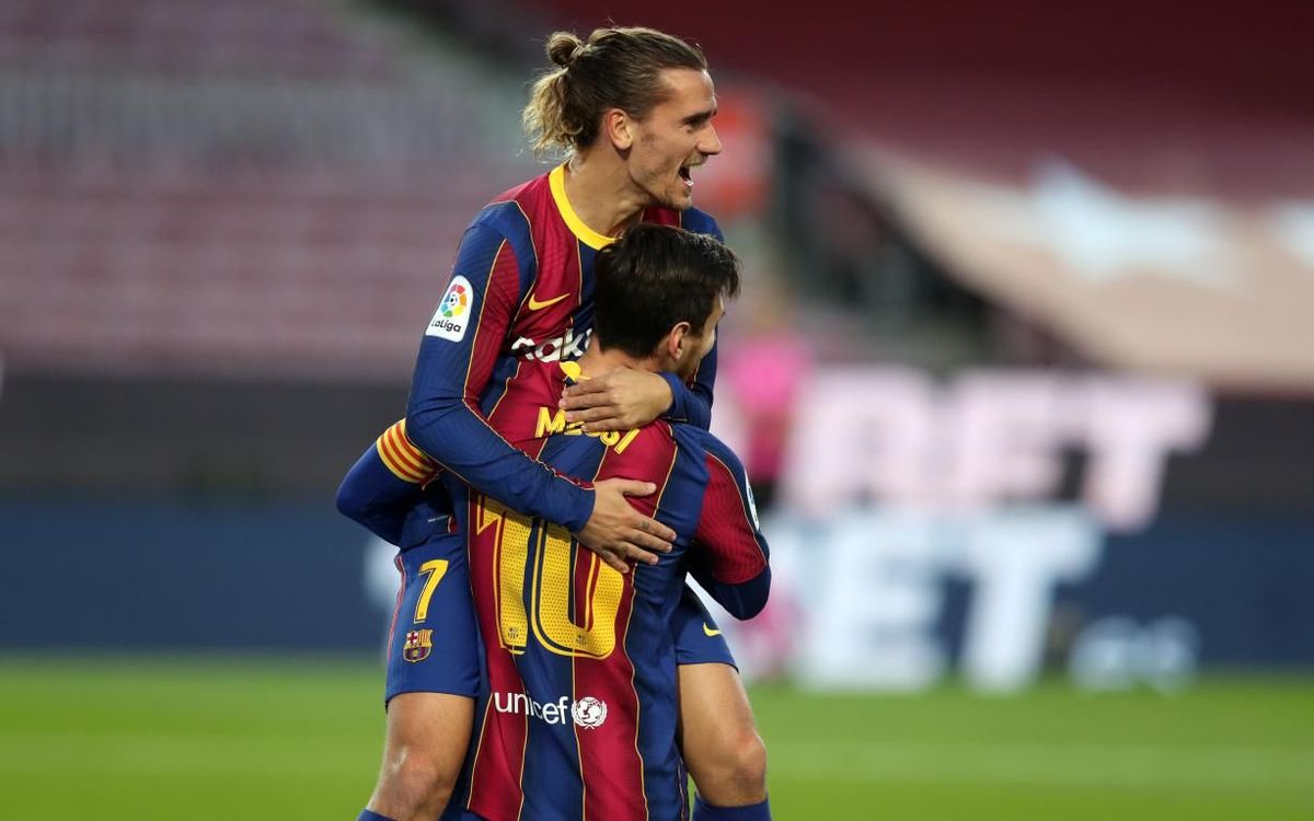 Griezmann y Messi celebran un gol contra el Betis.