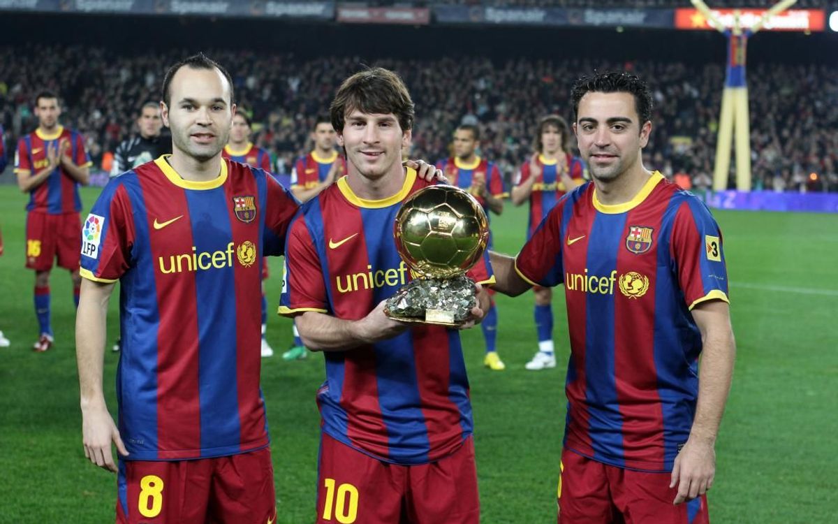 Iniesta, Messi i Xavi, oferint la Pilota d'Or 2010 al Camp Nou.