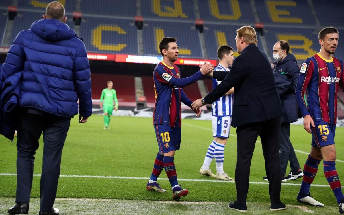 Messi i Koeman se saluden després d'un partit al Camp Nou