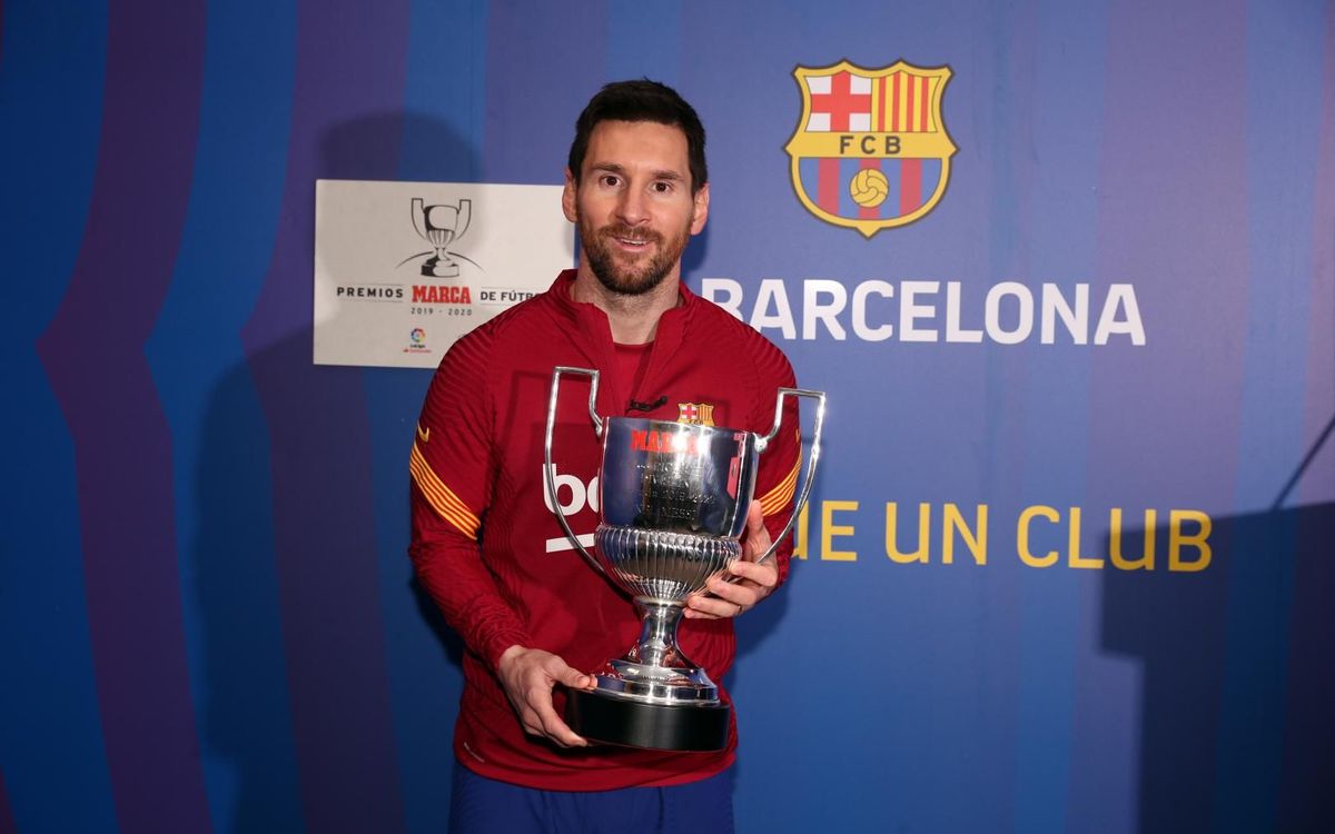 Leo Messi receives the Pichichi 2019/20 award