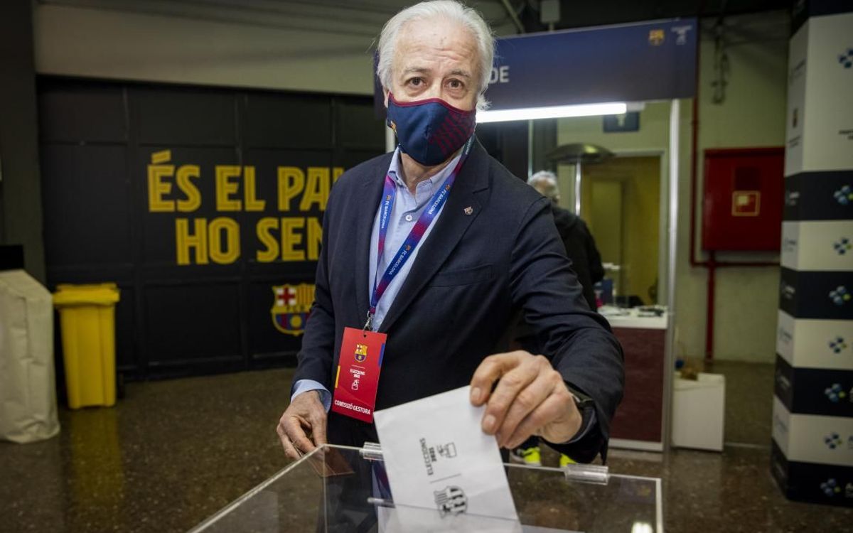 El President de la Comissió Gestora, Carles Tusquets, ha votat al Palau Blaugrana.