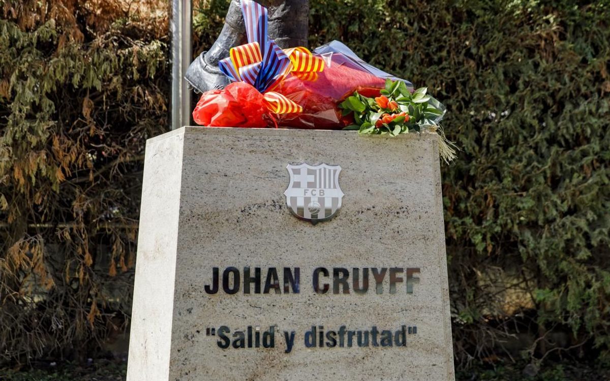 Ofrena floral en memòria de Johan Cruyff.