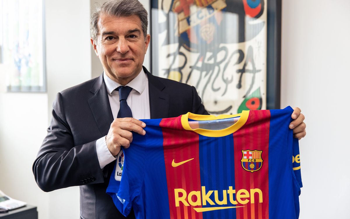 Laporta gets his hands on the Clásico shirt