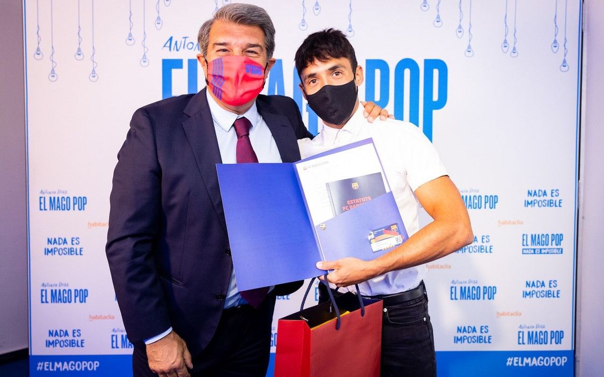 Joan Laporta entrega al Mago Pop el carné de socio del Barça