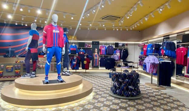 El FC vuelve abrir público la Barça Store de la T2 del Aeropuerto