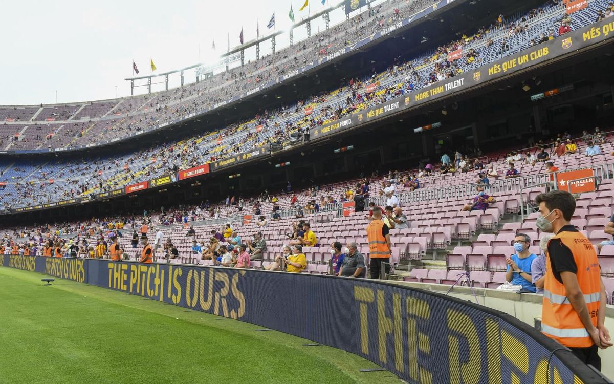 El públic torna a donar color al Camp Nou