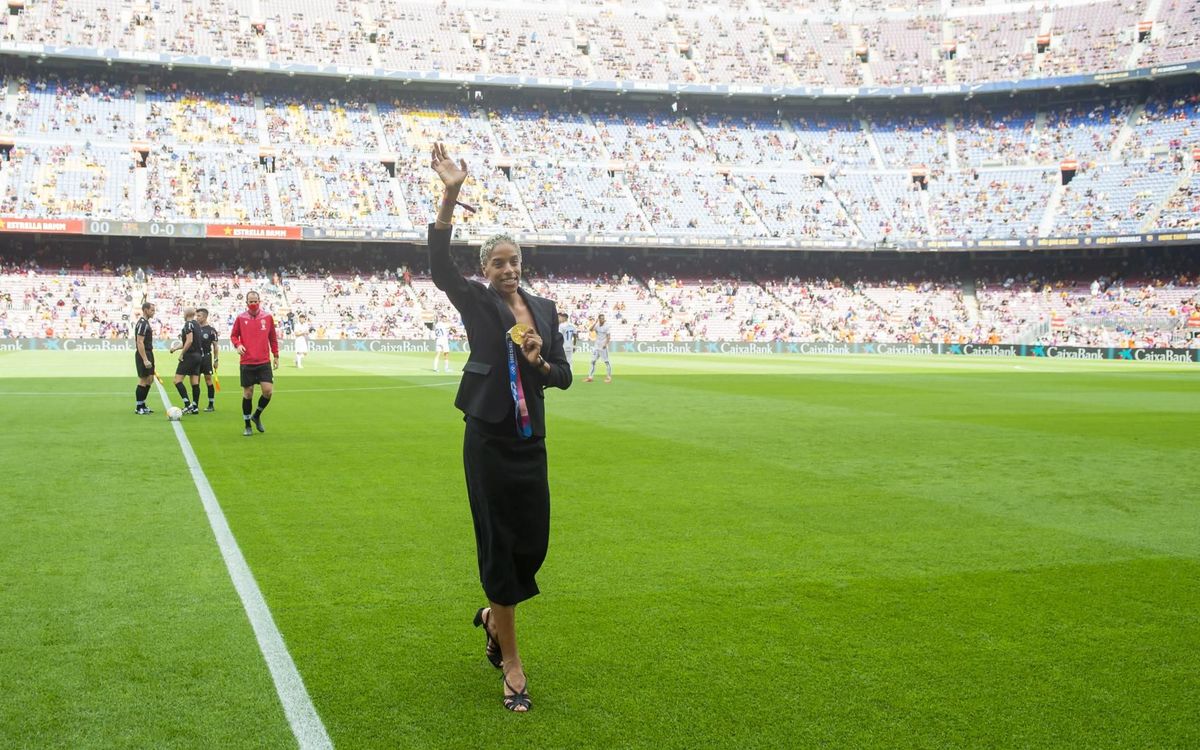 Yulimar Rojas hace el saque de honor del FC Barcelona - Getafe