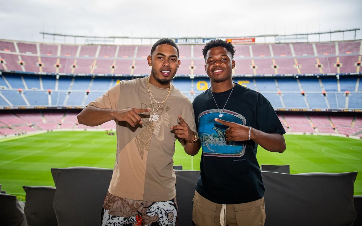 Myke Towers visita el Camp Nou
