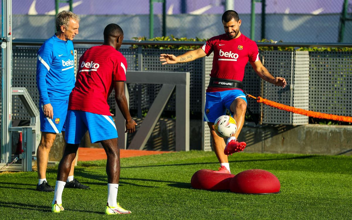 Dembélé and Agüero train for part of the session with the squad