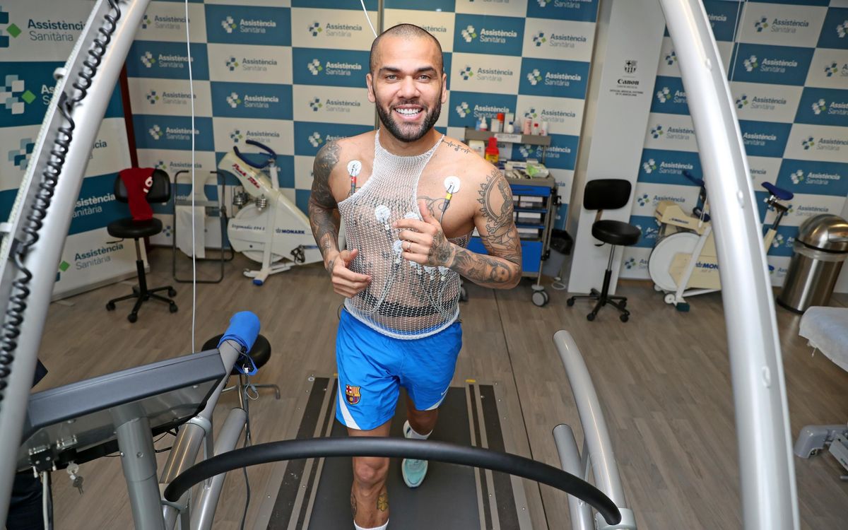 Dani Alves passes medical