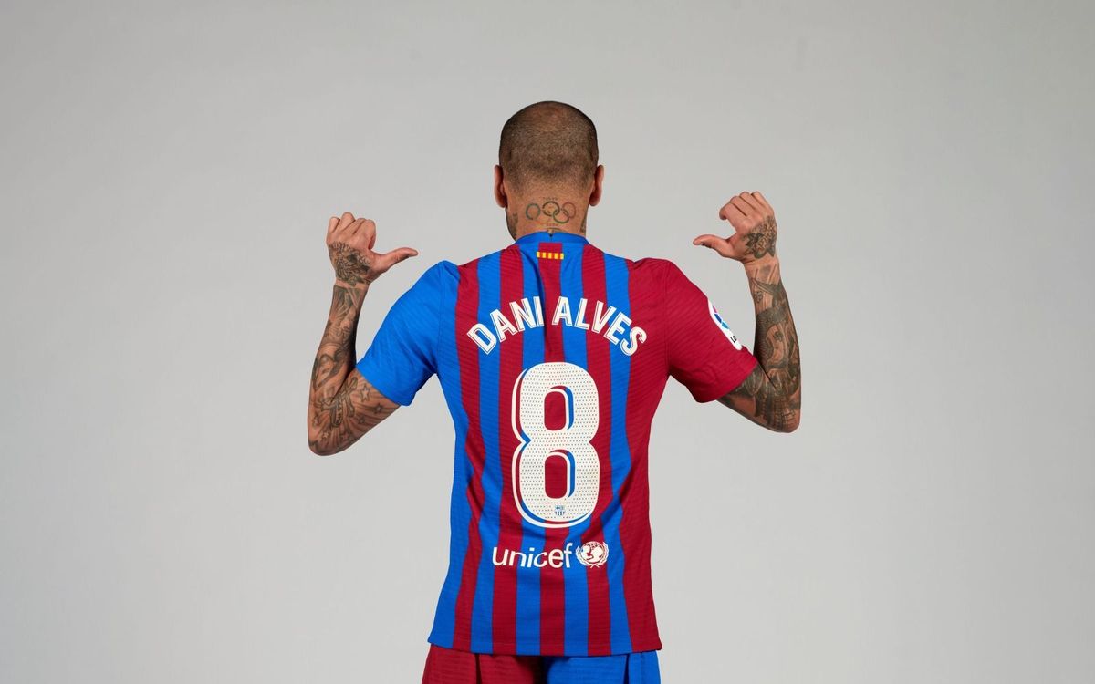 Dani Alves, el nuevo '8' del FC Barcelona