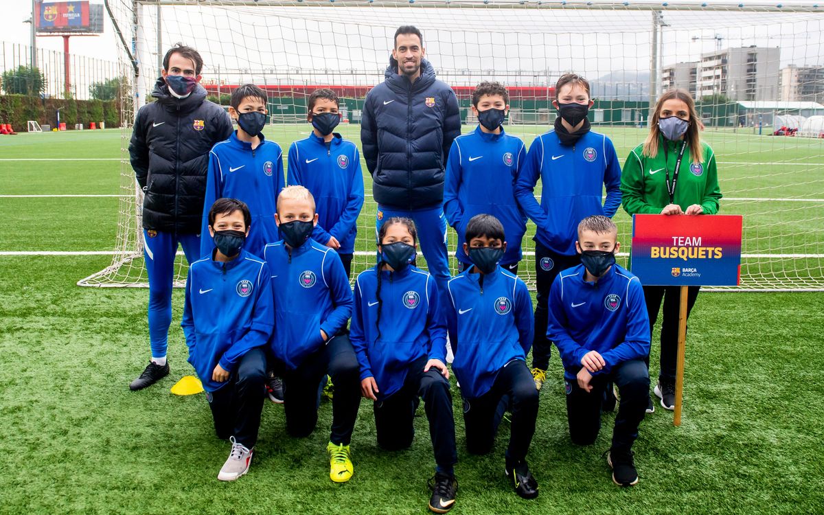 Sergio Busquets visits players from United States Barça Academy Clinic