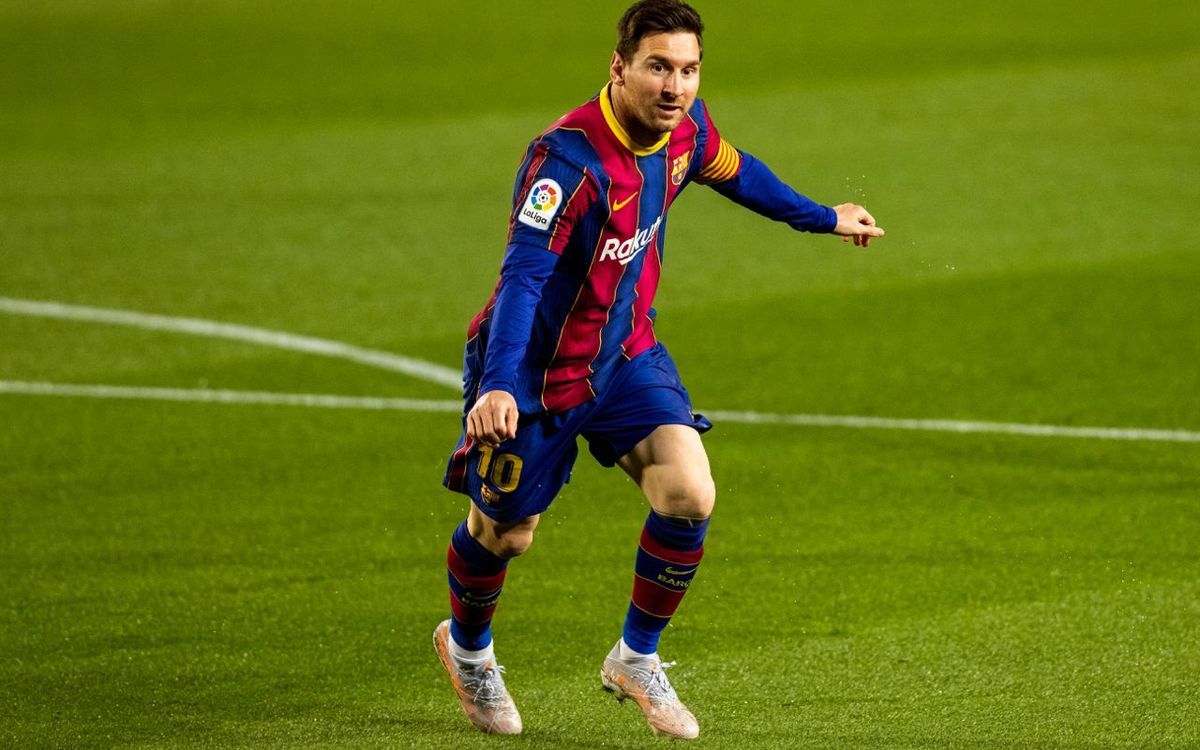 Leo Messi receives 2020/21 Pichichi trophy