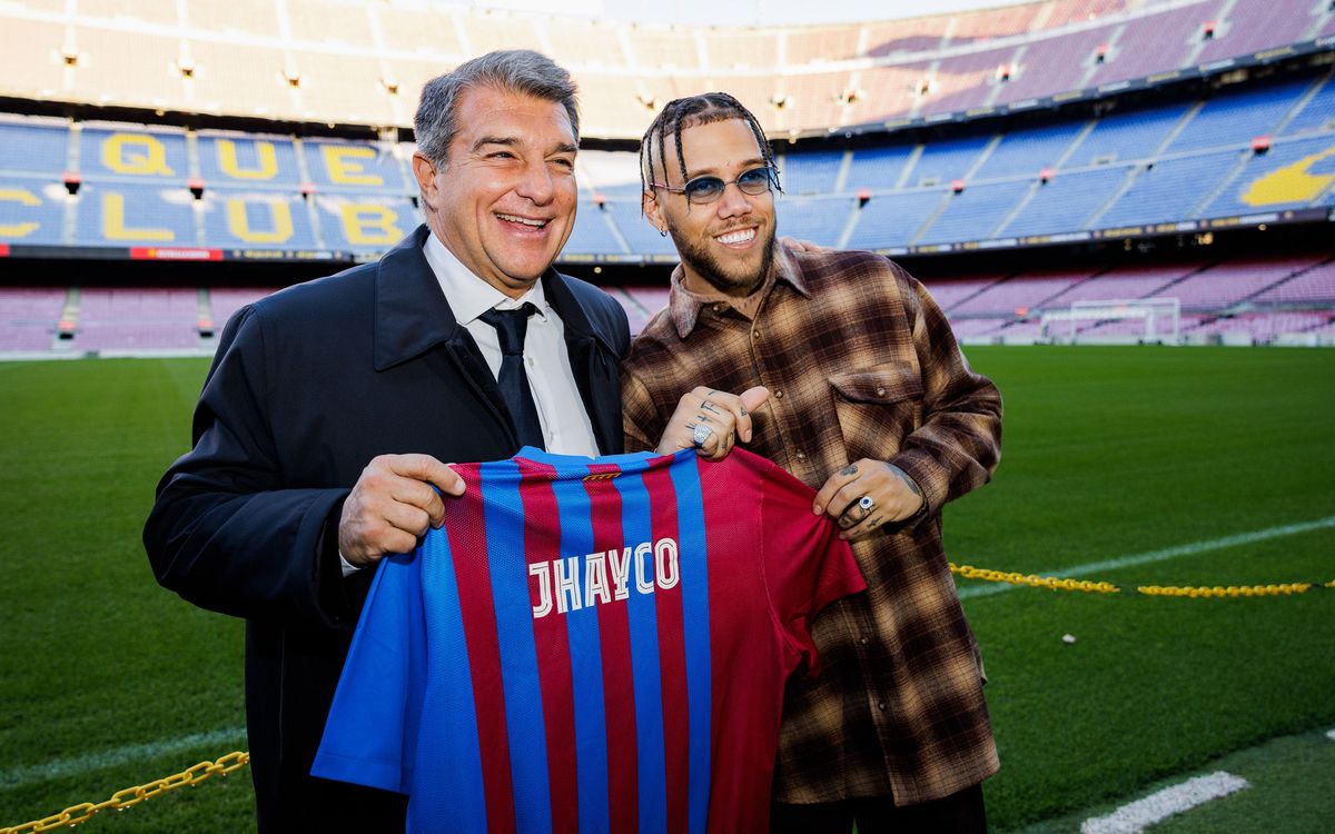 Jhay Cortez visits Camp Nou