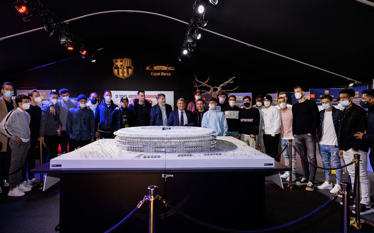 El primer equipo de fútbol visita la Exposición del Espai Barça para conocer cómo será el Camp Nou del futuro