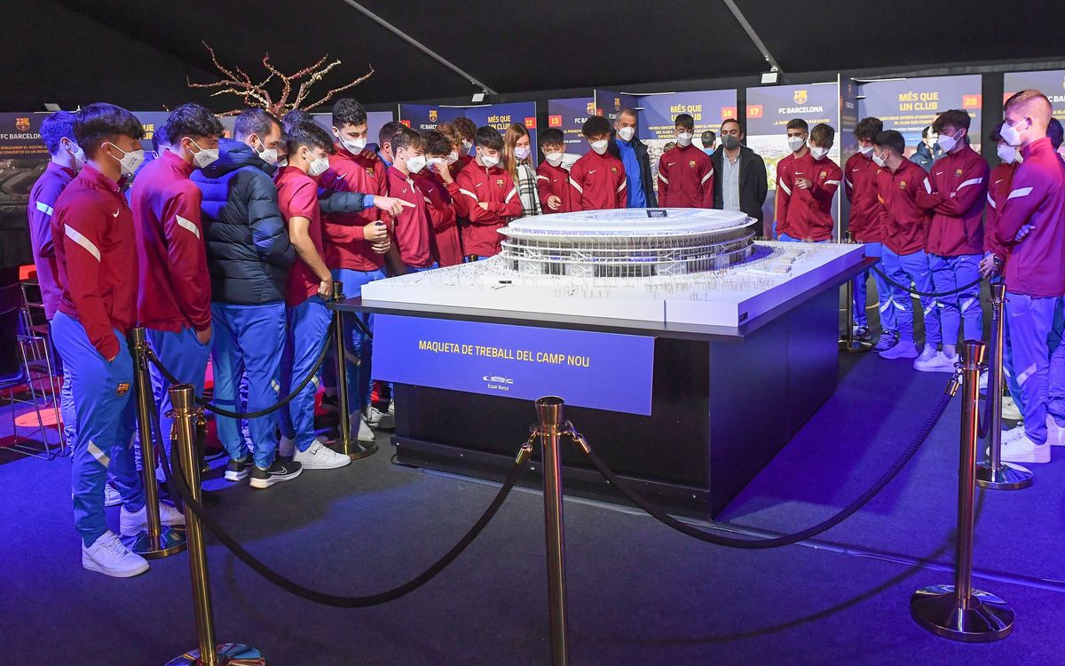 Los equipos juveniles A y B de fútbol visitan la Exposición del Espai Barça